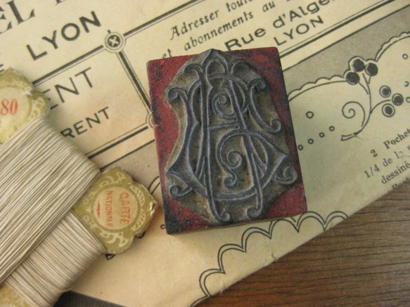 フランスアンティ－ク刺繍用イニシャルスタンプ（AE） 1枚目の画像