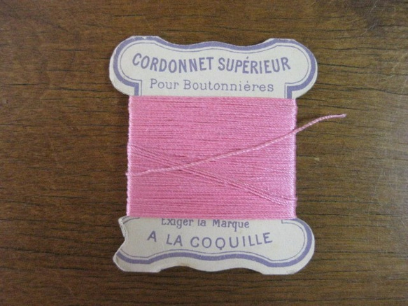フランスアンティーク紙製台紙シルクピンク糸巻き 2枚目の画像