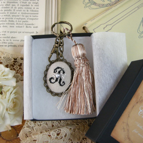 ハンドメイド】イニシャルクロスステッチとビーズ刺繍のタッセル
