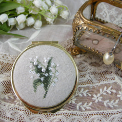 ハンドメイド】すずらんのクロスステッチとビーズ刺繍入りコンパクト 