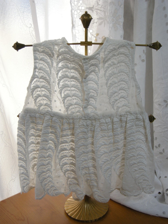 フランスアンティークホワイトコットン刺繍入りベビーワンピース 4枚目の画像