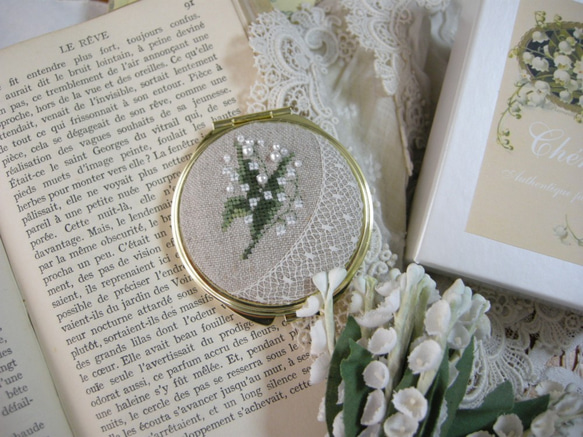 アンティーク ブラシ・鏡セット ミラー ヴィクトリアン 手鏡 刺繍 花柄 アンティークのミラー ブラシセット