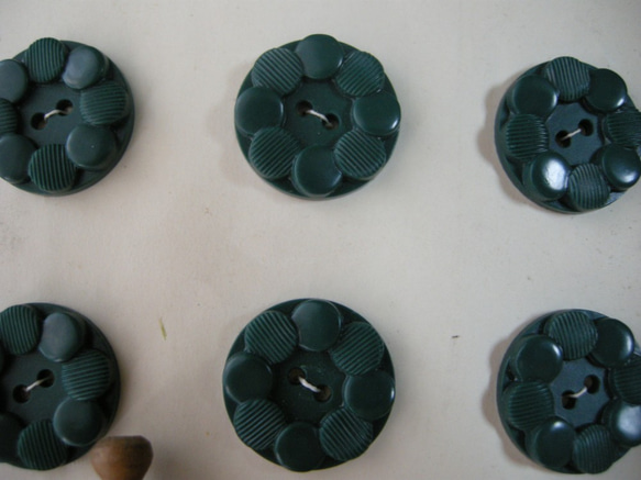 フランスアンティークプラスチックボタン（フラワーシェイプグリーンM） 3個セット 2枚目の画像