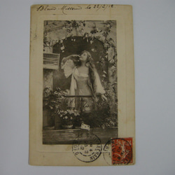 フランスアンティ－クセピアポストカード（バルコニーの女性） 2枚目の画像