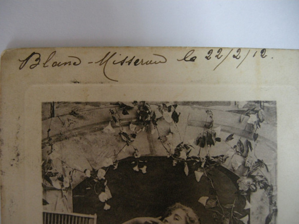 フランスアンティ－クセピアポストカード（バルコニーの女性） 3枚目の画像