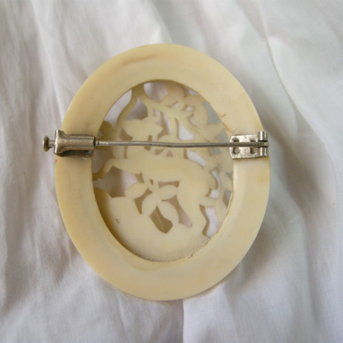 フランスアンティークセルロイド透かし細工ブローチ(Deer