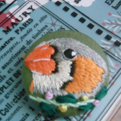 刺繍 セキセイインコ ブローチ くるみボタン 鳥 ブローチ orion