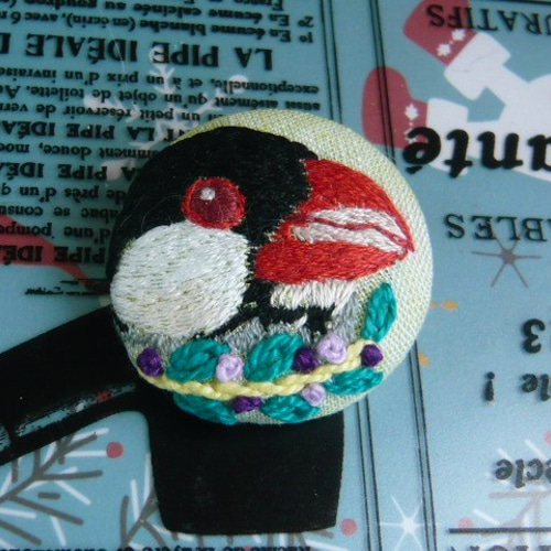 くるみボタン　鳥刺繍　ブローチ 文鳥 刺しゅう くるみボタン ブローチ 鳥 ブローチ orion 通販