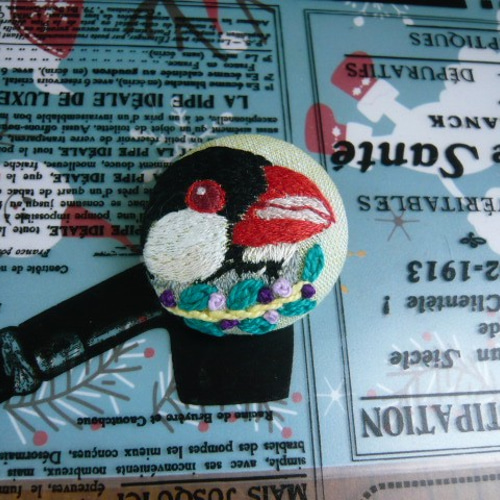 くるみボタン 鳥刺繍 ブローチ or ヘアゴム オウム・くるみボタン刺繍ブローチ/22 | mimi刺繍 mimi