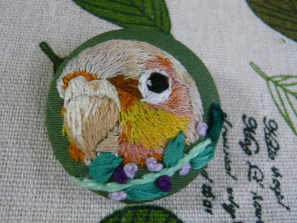 くるみボタン 鳥刺繍 ブローチ or ヘアゴム ハンガリー鳥カゴかずら刺繍くるみボタンアクセサリー:29mm