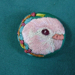 くるみボタン　鳥刺繍　ブローチ 文鳥 刺しゅう くるみボタン ブローチ 鳥 ブローチ orion 通販