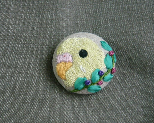 くるみボタン　鳥刺繍　ブローチ ハンドメイド 刺繍ブローチ 「幸せの青い鳥」 くるみボタン 鳥