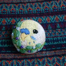 くるみボタン　鳥刺繍　ブローチ 刺繍 セキセイインコ ブローチ くるみボタン 鳥 | iichi 日々の
