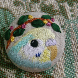 刺繍　セキセイインコ（パステルカラーレインボー）ブローチ　くるみボタン　鳥 1枚目の画像
