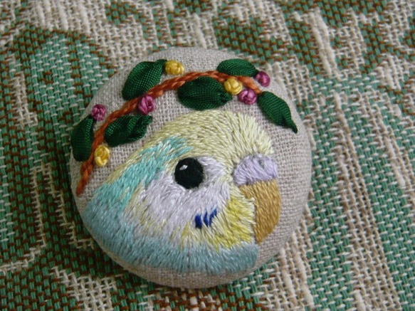 刺繍　セキセイインコ（パステルカラーレインボー）ブローチ　くるみボタン　鳥 1枚目の画像