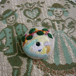 刺繍　セキセイインコ（パステルカラーレインボー）ブローチ　くるみボタン　鳥 2枚目の画像