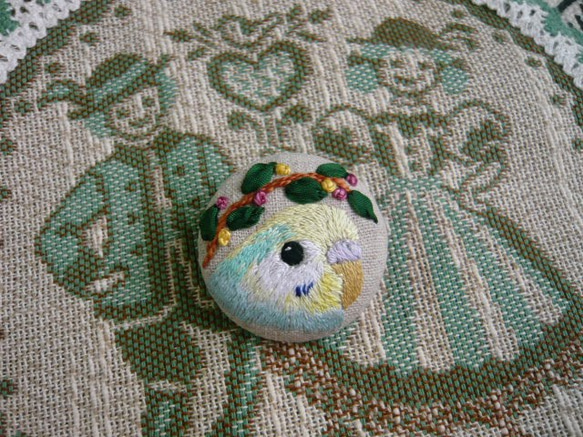 刺繍　セキセイインコ（パステルカラーレインボー）ブローチ　くるみボタン　鳥 2枚目の画像