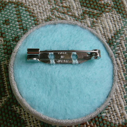 刺繍　セキセイインコ（パステルカラーレインボー）ブローチ　くるみボタン　鳥 3枚目の画像