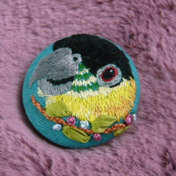 くるみボタン 鳥刺繍 ブローチ or ヘアゴム くるみボタン 鳥刺繍 ブローチ or ヘアゴム
