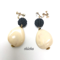 chiicha BLACKビーズ×ベージュマーブルドロップイヤリング＜ピアス＞ 4枚目の画像