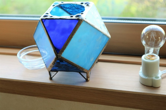 ステンドグラス・ブルーのガラスのアロマランプ 6枚目の画像