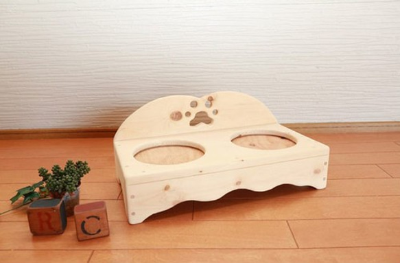 木製　カントリー調　ペット用テーブル　食器台　エサ台　肉球Mサイズ 2枚目の画像