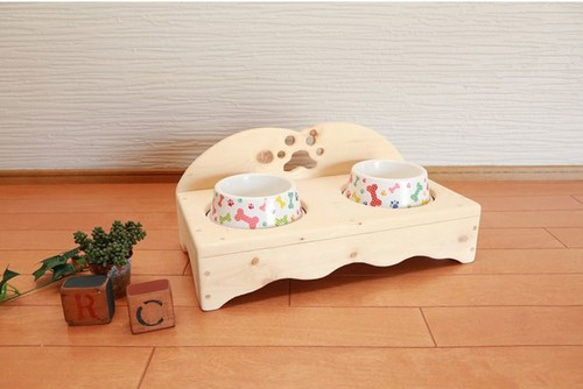 木製　カントリー調　ペット用テーブル　食器台　エサ台　肉球Mサイズ 3枚目の画像