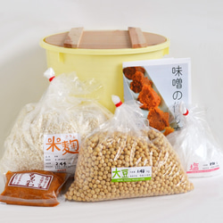 味噌作り材料セット（やや甘口版）7kg用 樽付き（大豆1.48kg,米麹2.44kg,塩850g） 1枚目の画像