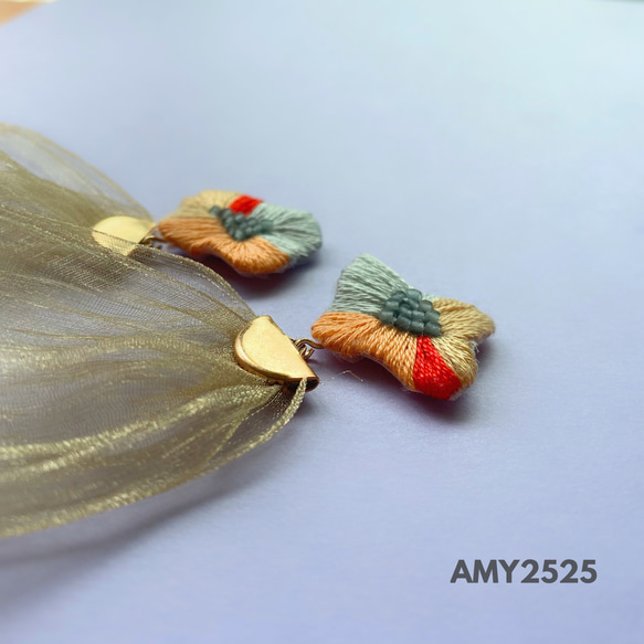 【イヤリング変更可】刺繍のピアス『花とゴールドオーガンジーリボン』 3枚目の画像