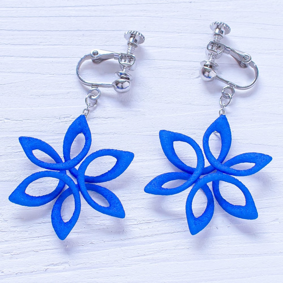 【送料無料】 Spiro Flower - スピロフラワー　イヤリング （ 青 ）（ピアスへの変更可能） 1枚目の画像