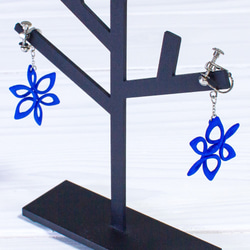 【送料無料】 Spiro Flower - スピロフラワー　イヤリング （ 青 ）（ピアスへの変更可能） 3枚目の画像