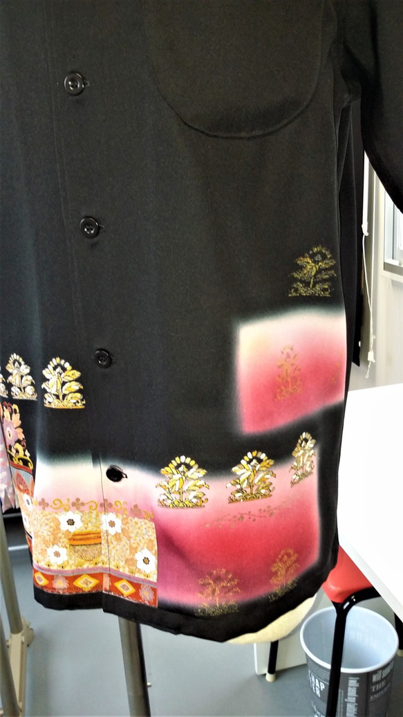 着物素材シルク１００％（絹）：留袖リメイク：アンティーク風のアロハシャツ、高級感のあるシャツ！ 3枚目の画像