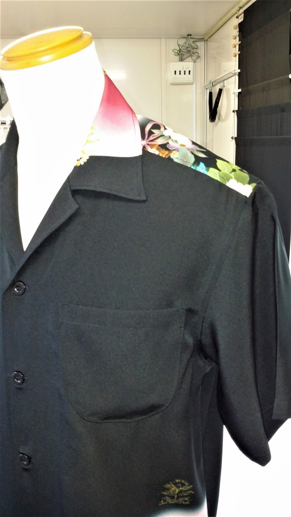 着物素材シルク１００％（絹）：留袖リメイク：アンティーク風のアロハシャツ、高級感のあるシャツ！ 4枚目の画像
