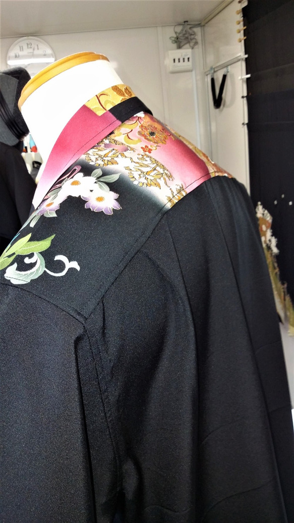 着物素材シルク１００％（絹）：留袖リメイク：アンティーク風のアロハシャツ、高級感のあるシャツ！ 5枚目の画像