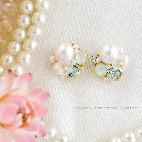 グリーンのビジューピアス(イヤリング) ピアス（スタッド・一粒