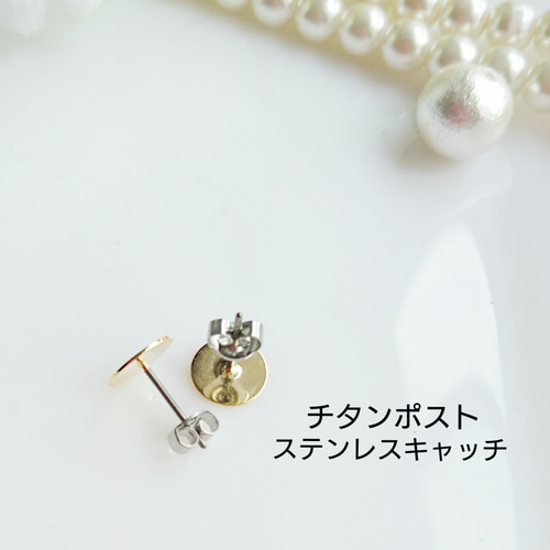 グリーンのビジューピアス(イヤリング) ピアス（スタッド・一粒