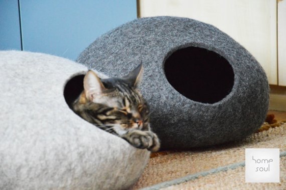 受注製作｜ナチュラルチロリアンウール100％ フエルト 猫ベッド （ダークグレー） 6枚目の画像