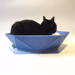 即納｜Atomo（青）黒猫のモダンベッド もふもふクッション 北欧インテリアに 1枚目の画像
