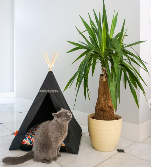 受注製作｜サイズ２種類 水濡れに強い 猫 犬 テント ハウス ティピー（ブラックテント x ピクセル） 1枚目の画像