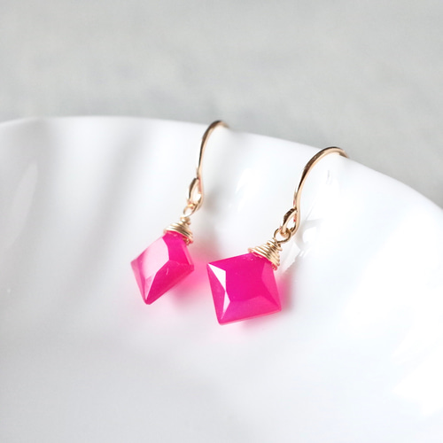 宝石質】フューシャピンクカルセドニーAAAのフックピアス(14kgf 