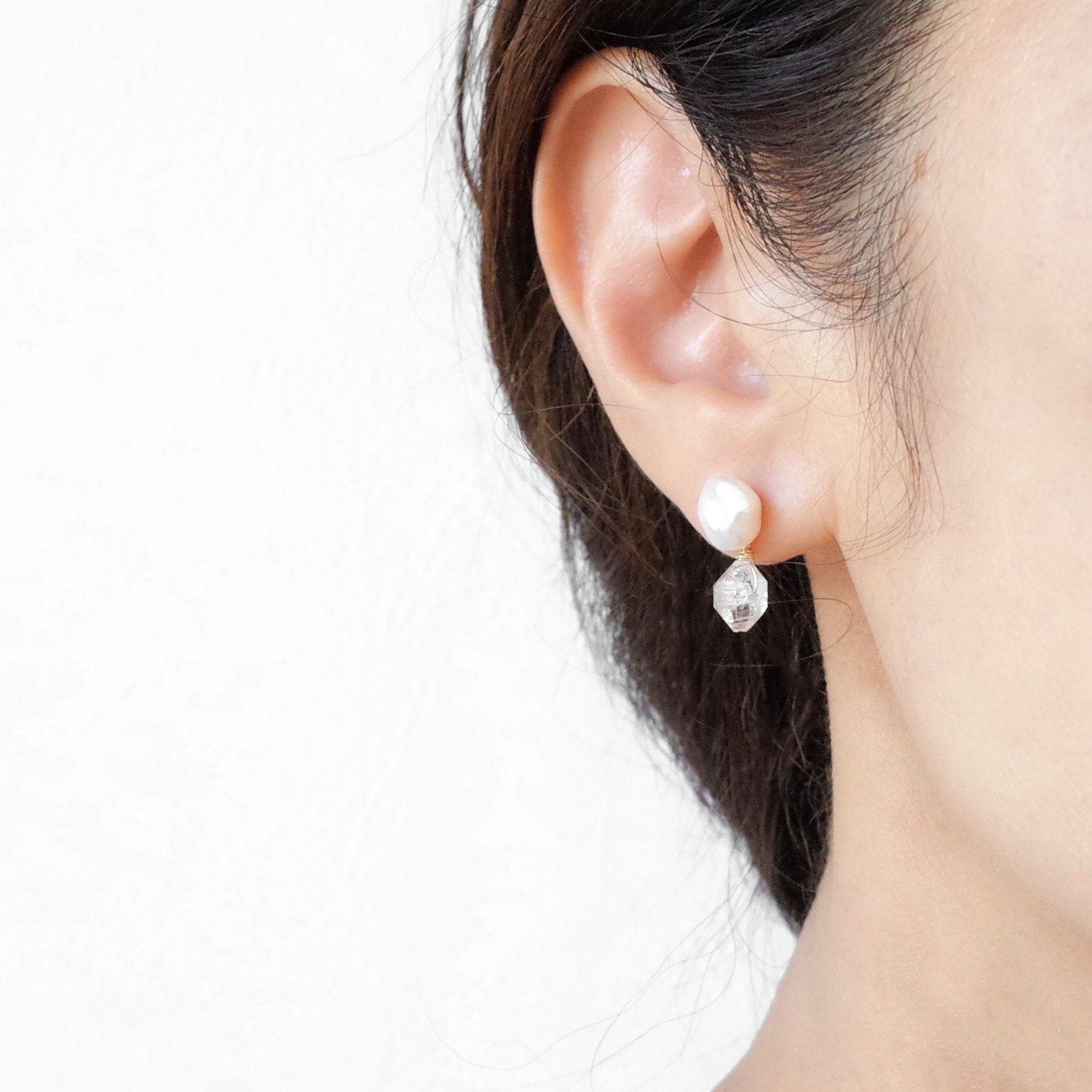 バロック淡水パールとハーキマーダイヤモンドAAA(ラフロック)の2WAYスタッドピアス(14kgf)