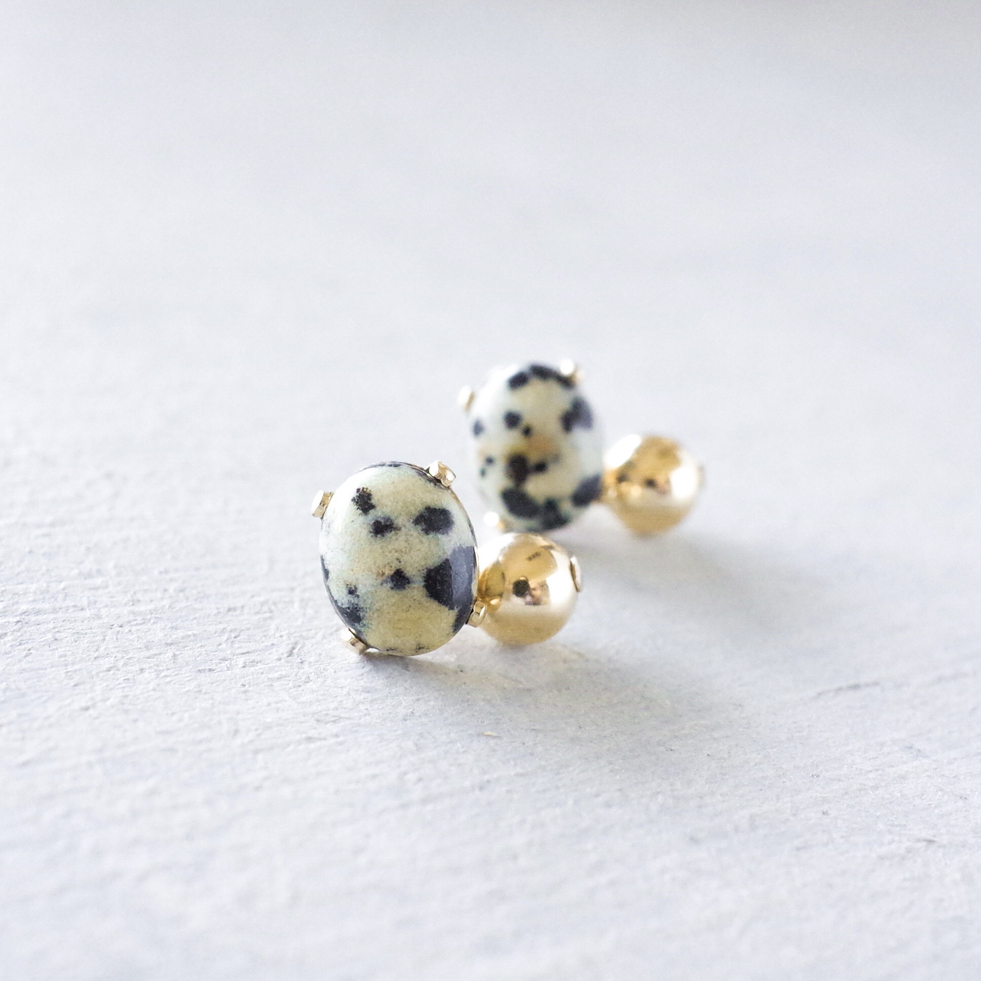 【アレンジ自由なチャーム付き】ダルメシアンジャスパーの2WAYスタッドピアス(14kgf)