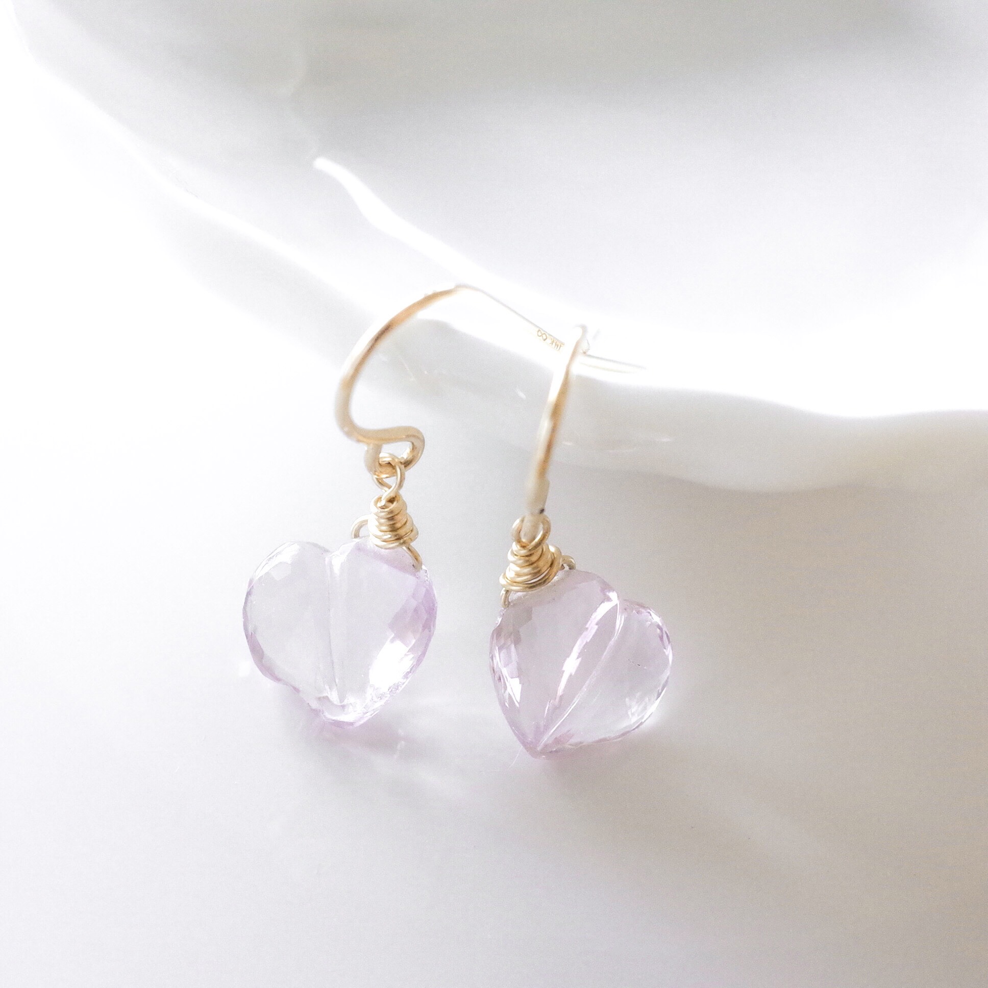 【選べる2タイプ　フックorフープ】【宝石質】【希少】ピンクアメジストAAAの斜めハートピアス(14kgf)