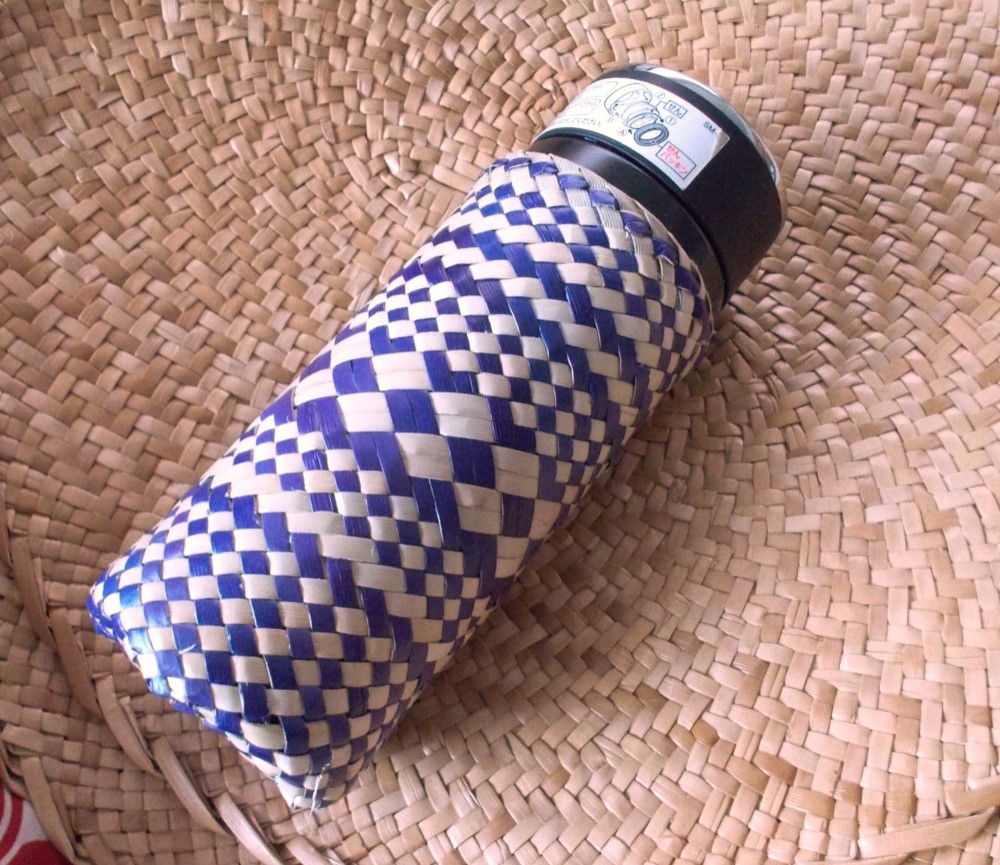 ラウハラ　ボトルカバー　美品 ラウハラ編み＊500mlボトルカバー 濃いめのピンクとナチュラルの