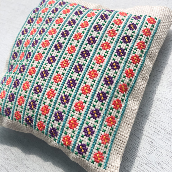 ハンドメイド 刺繍花柄ポシェット （ハンドメイド がま口ポーチ