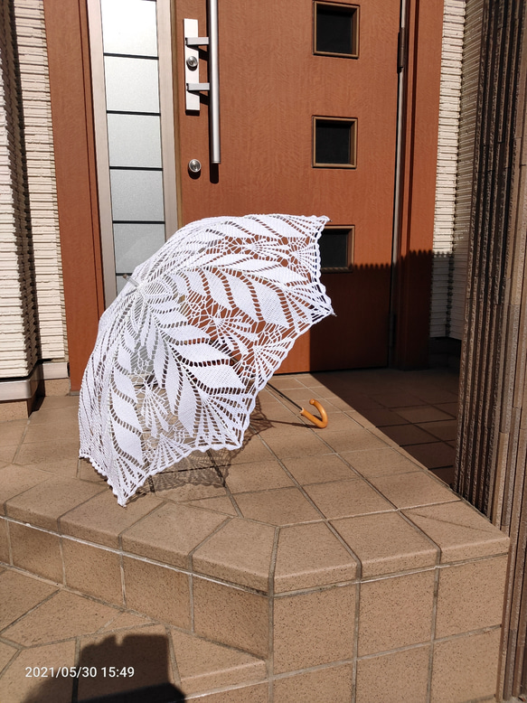 幾何学模様のレース編み日傘 1枚目の画像