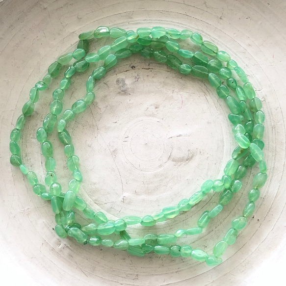 Green jade タンブルカット beads 1連 1枚目の画像