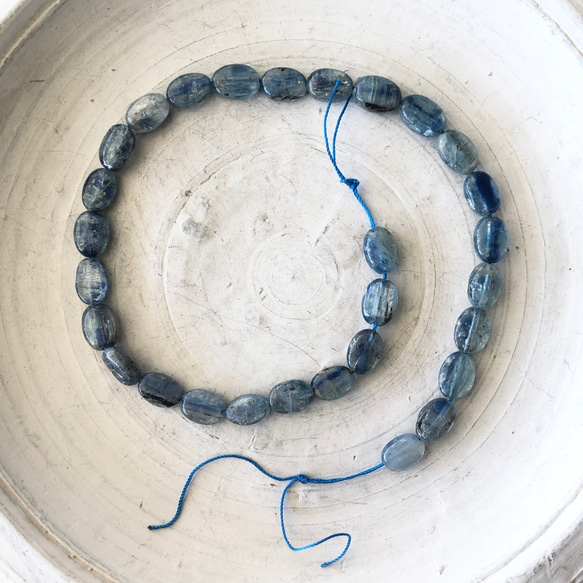 Kyanite oval shape beads 1連 1枚目の画像