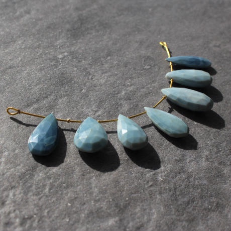 Blue opal drop cut beads 7個（1セット）