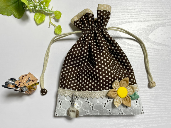 ミルクティー＆ホットチョコ色のお花付きフリル巾着袋・シマエナガちゃんのチャーム付き 2枚目の画像